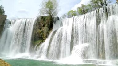 在波斯尼亚镇附近城市亚伊采，波斯尼亚和黑塞哥维那在阴天森林瀑布